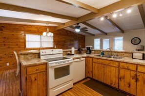 Fridge, microwave, oven, stovetop - Relax under the trees or take a walk to the Frio River! (Concan)