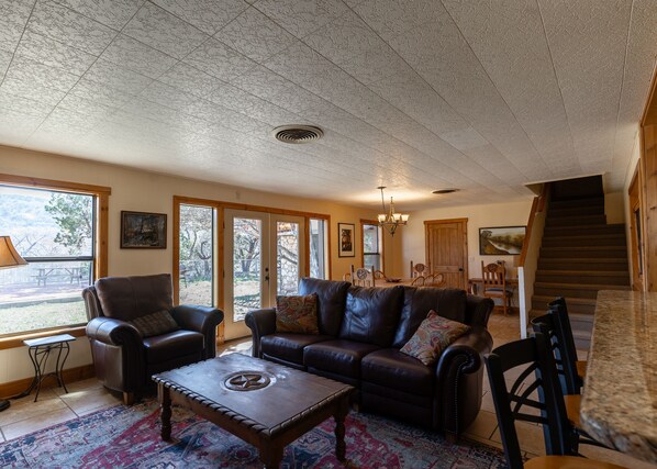 TV - Riverfront Vacation Home (Concan)