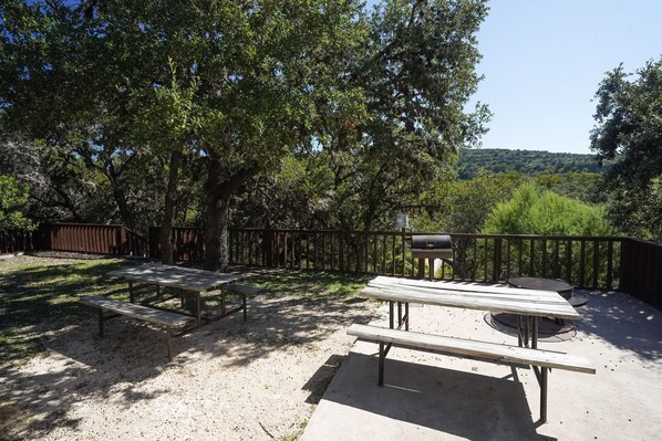 Outdoor dining - Quaint cabin located on the Frio River (Concan)