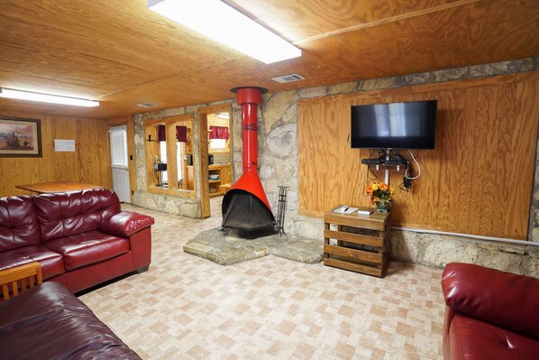 Smart TV - Quaint cabin located on the Frio River (Concan)