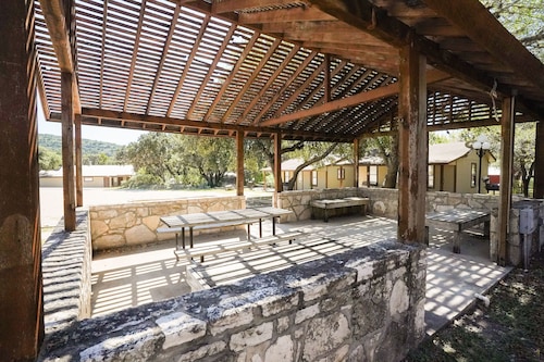 Quaint cabin located near the Frio River