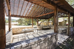 Outdoor dining - Quaint cabin located near the Frio River (Concan)