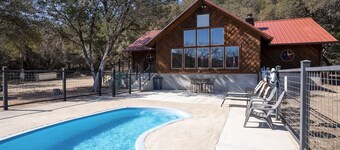 Texas Farmhouse! Close to river access + private pool