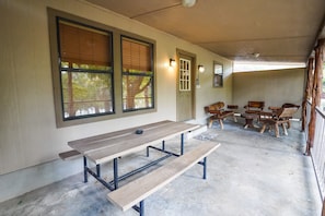 Outdoor dining - River Front cabin with access to shared pool! (Concan)