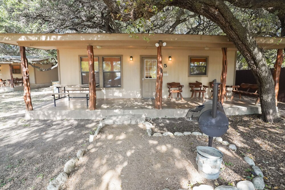Walking distance to the Frio River, access to shared pool