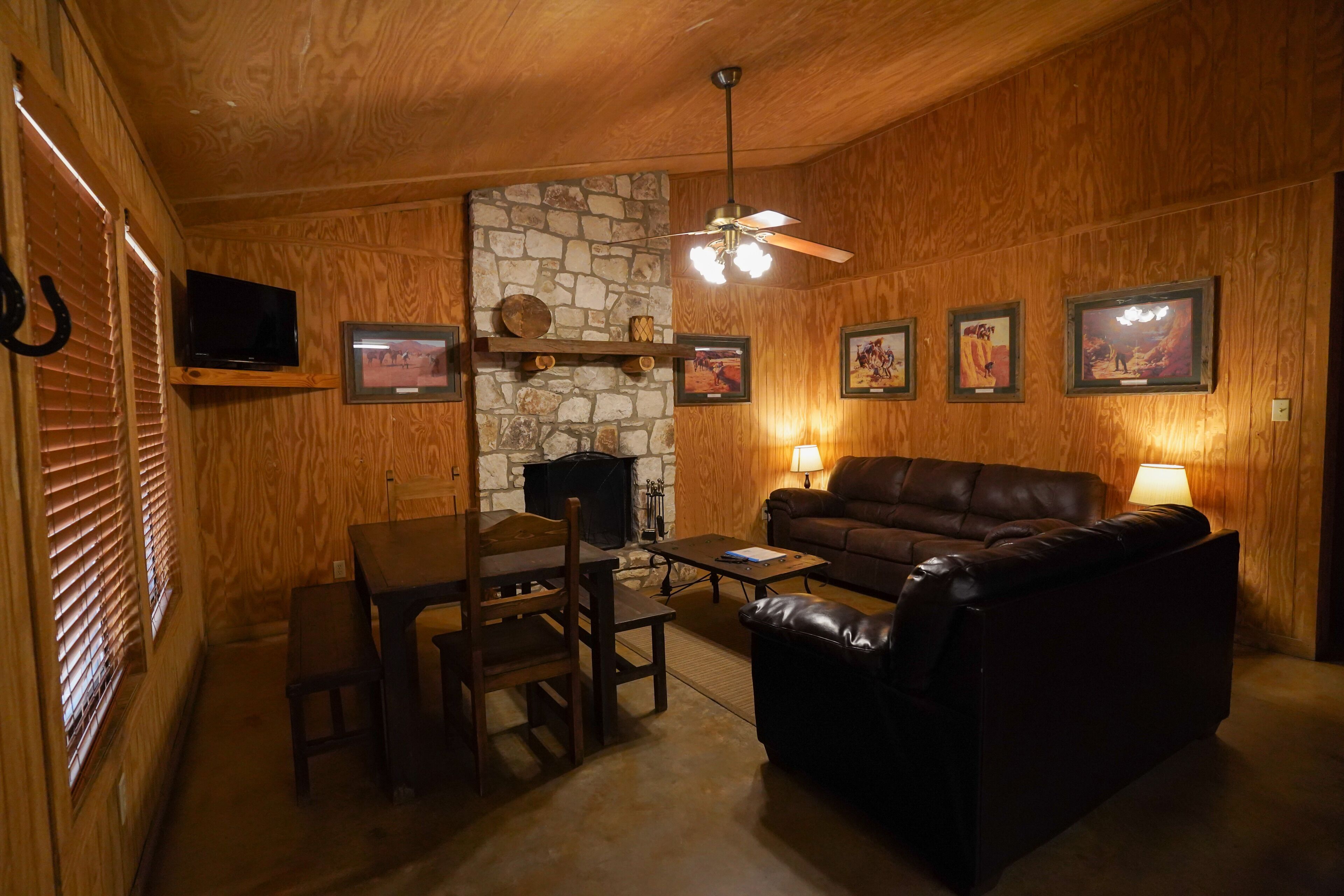 Walking distance to the Frio River, access to shared pool