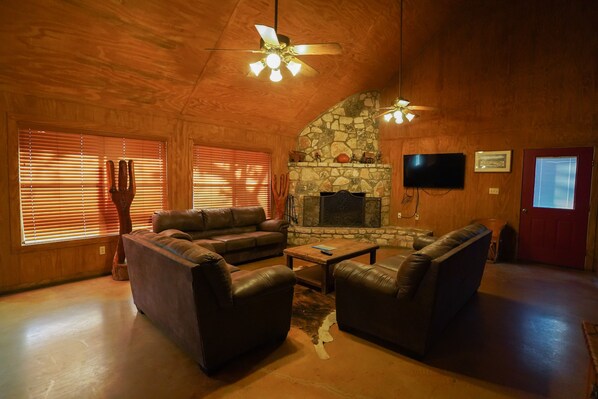 TV, fireplace - River Front cabin with access to shared pool! (Concan)
