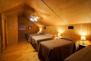 3 bedrooms, WiFi, bed sheets - Riverfront cabin with a pool! (Concan)