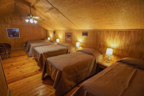 3 bedrooms, WiFi, bed sheets - Riverfront cabin with a pool! (Concan)