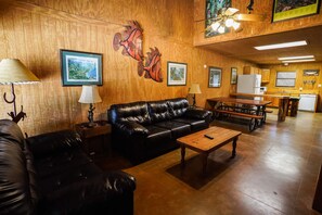 TV - Riverfront cabin with access to shared pool! (Concan)