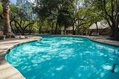 Riverfront cabin with access to shared pool!