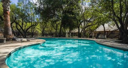 Riverfront cabin with access to shared pool!