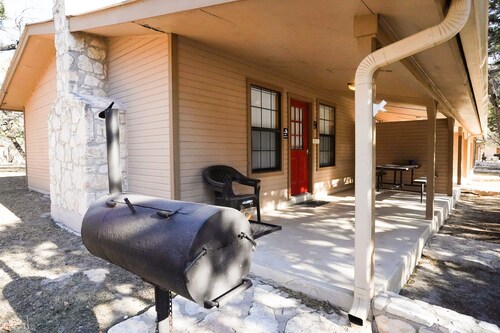 Frio Country Resort - Within walking distance to the Frio River!
