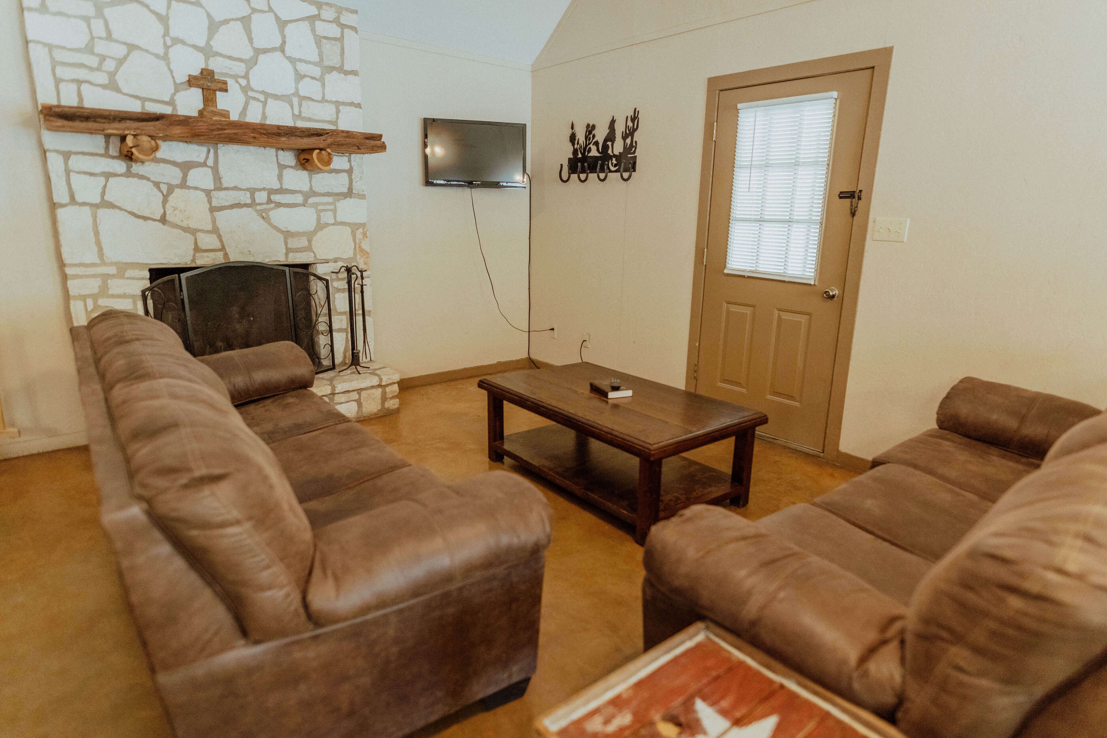 Frio Country Resort - Within walking Distance to River!