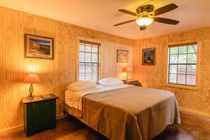 3 bedrooms, WiFi, bed sheets - Frio Country Resort - Within walking distance to the Frio River! (Concan)