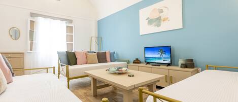 2 makuuhuonetta, tallelokero huoneessa, silitysrauta/-lauta