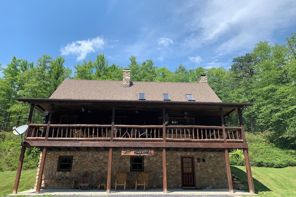 Cabin 8 miles to Pine Creek Pa. Minutes to ATV and snow mobile trail and Hyner