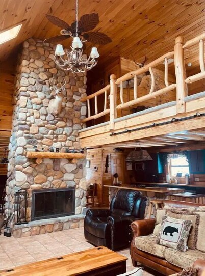 Cabin 8 miles to Pine Creek Pa. Minutes to ATV and snow mobile trail and Hyner