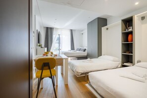 Een strijkplank/strijkijzer, wifi, beddengoed