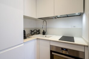 Horno, placa de cocina, cafetera/tetera, utensilios de cocina