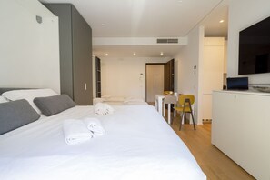 Iron/ironing board, WiFi, bed sheets