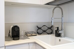 Horno, parrilla de estufa, cafetera y tetera y utensilios de cocina 