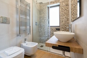 Douche, sèche-cheveux, bidet, serviettes fournies