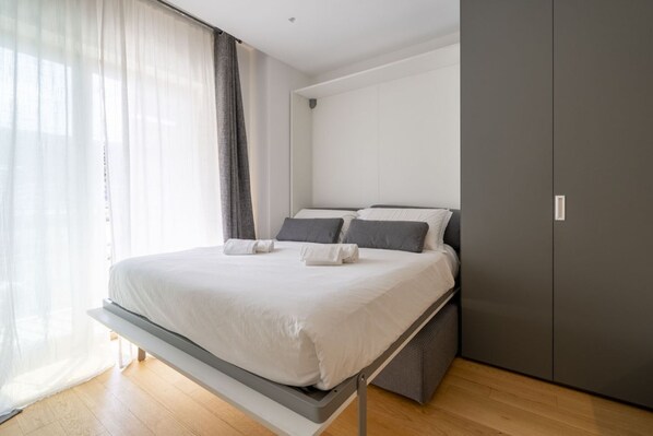 Tabla de planchar con plancha, wifi y ropa de cama 