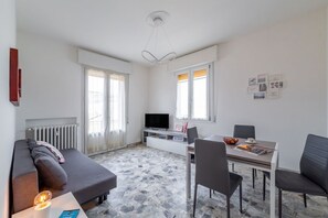 Living area - GuestHost - Sant'Orsola Hospital Pizzardi White Apartment (Bologna)