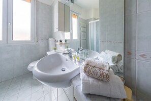Shower, bidet - GuestHost - Sant'Orsola Hospital Pizzardi White Apartment (Bologna)