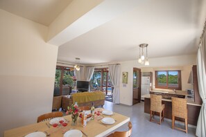 Villa, 4 Schlafzimmer, eigener Pool, Gartenblick | Speisen