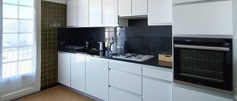 Kühlschrank, Ofen, Herdplatte, Wasserkocher