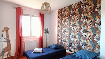 3 bedrooms, desk, WiFi, bed sheets