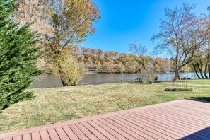 Talo, useita sänkyjä, poreamme, jokinäköala | Näkymä huoneesta