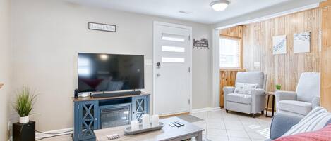 Casa, várias camas, banheira de imersão, vista para o rio | Área de estar | TV 40 polegadas com canais a cabo, lareira