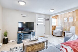 Casa, várias camas, banheira de imersão, vista para o rio | Área de estar | TV 40 polegadas com canais a cabo, lareira