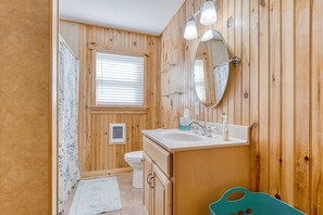 Talo, useita sänkyjä, poreamme, jokinäköala | Kylpyhuone | Pyyhkeet, sampoo, vessapaperi