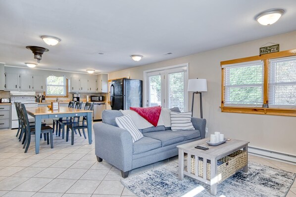 Talo, useita sänkyjä, poreamme, jokinäköala | Oleskelualue | 40–tuumainen televisio, jossa kaapelikanavat