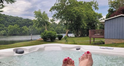 New River 3BR - Fishing, Kayaking, Hot tub, VT Game Weekends