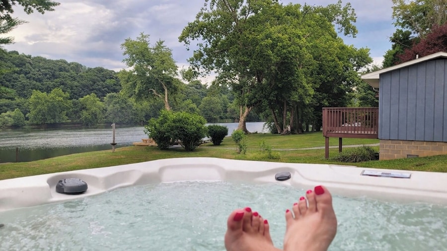 New River 3BR - Fishing, Kayaking, Hot tub, VT Game Weekends