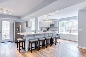 Cabaña, varias camas, patio, vistas al río | Cocina privada | Frigorífico, microondas, horno y placa de cocina