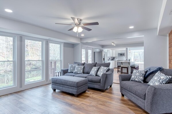 Cabin, Multiple Beds, Patio, River View | Living area