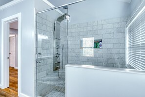 Bathroom - 4BR Lodge on Wolf Creek – Fishing, Hiking, New River Fun & Hokie Weekends (Narrows)