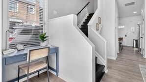 Un interior moderno con escritorio, silla y escalera.