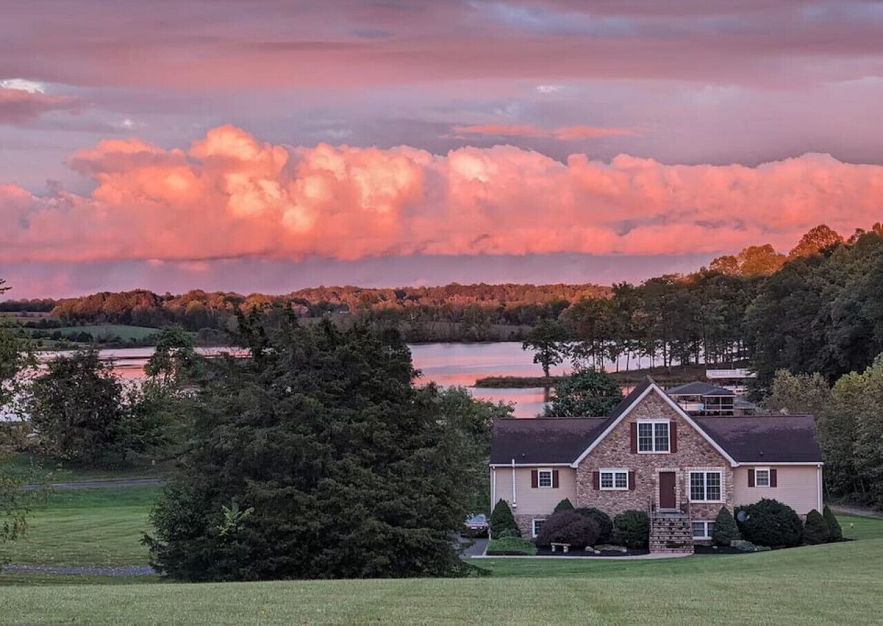 Beautiful 4-Bedroom Lakefront Cottage with Dock