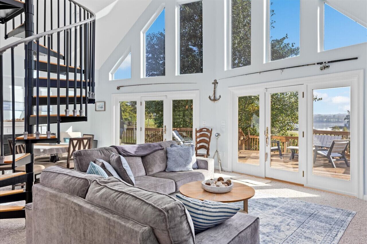 Beautiful 4-Bedroom Lakefront Cottage with Dock