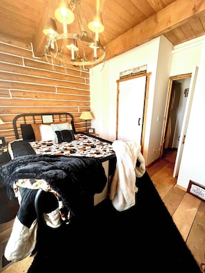 3 soverom, skrivebord, strykejern/-brett og reiseseng for barn