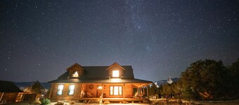 Pinyon Ridge Ranch Near Zion National Park. Private Hot Tub, incredible stargazing! Pets OK!