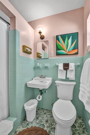 Dusche, Haartrockner, Handtücher