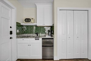 Refrigerador, microondas, cafetera y tetera y tostadora 